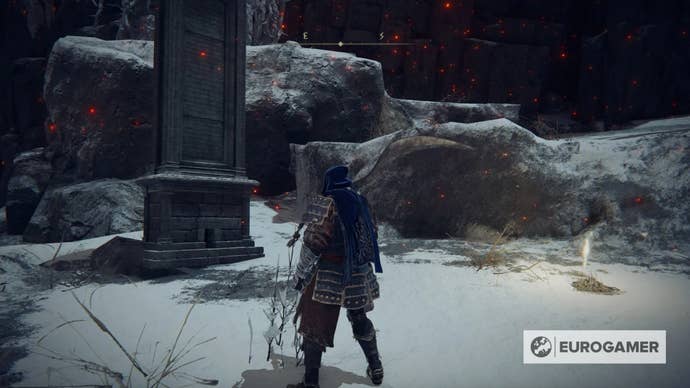 An Elden Ring character approaches the location of the east map fragment for the Mountaintops of the Giants.