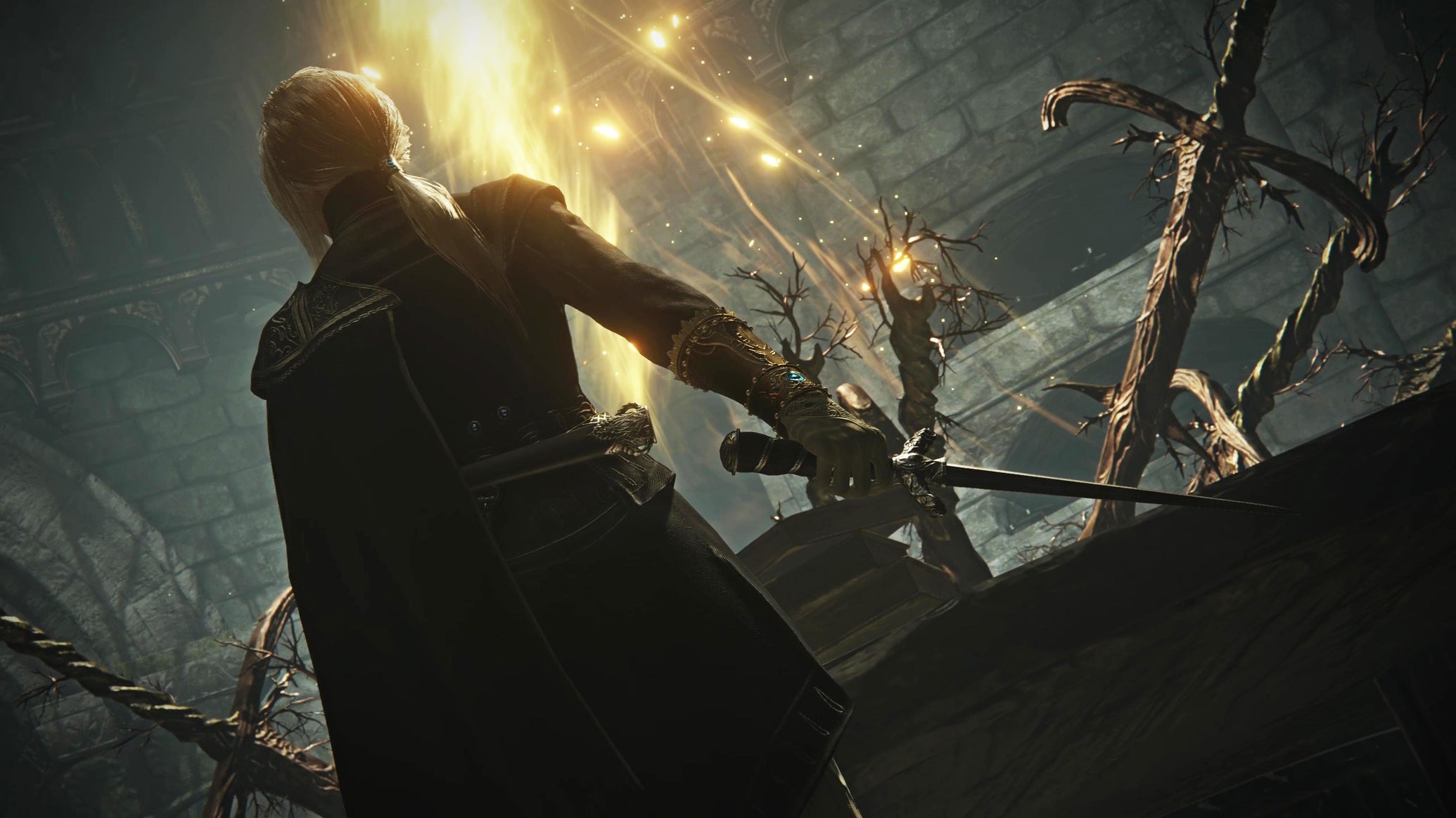 The Duchess holding her knife in battle position in Elden Ring: Nightreign. - 1