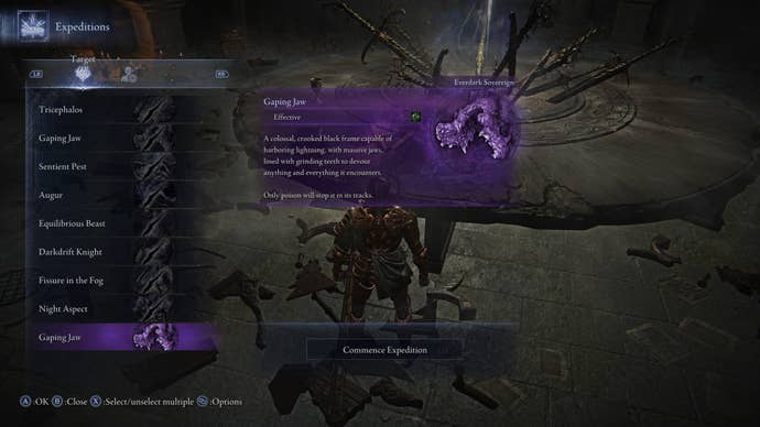El jugador en Elden Ring: Nightreign selecciona el soberano de la mandíbula Everdark en el menú Expedition en la bodega de la mesa redonda.