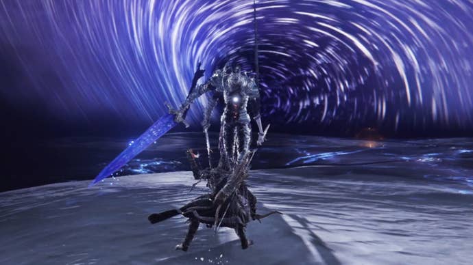 O jogador em Elden Ring: Nightreign enfrenta Heolstor, o chefe final, em uma arena noturna desolada.