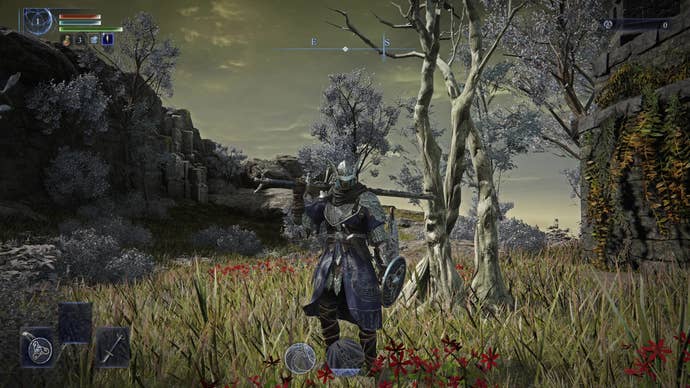 Un conjunto de árboles blancos que esconden una cresta de la torre de mago dentro de Elden Ring: Nightreign.