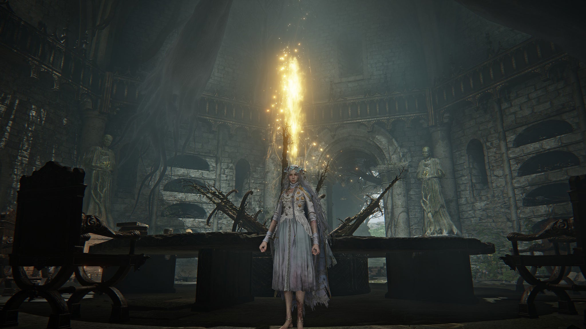 The Revenant stands before the Roundtable Hold in Elden Ring: Nightreign. - 7