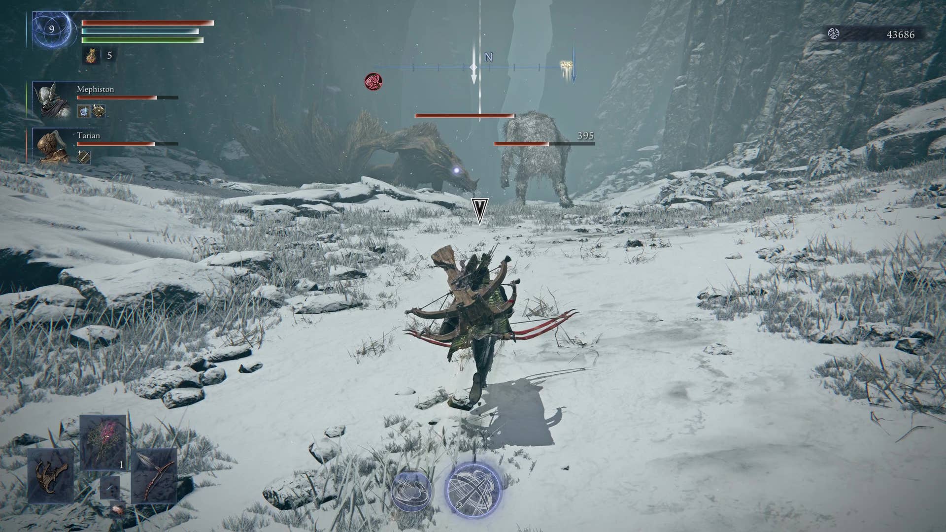 Eldenling Player: Night Lindon is racing towards the dragons across the snowy mountain peak landscape, fighting each other.