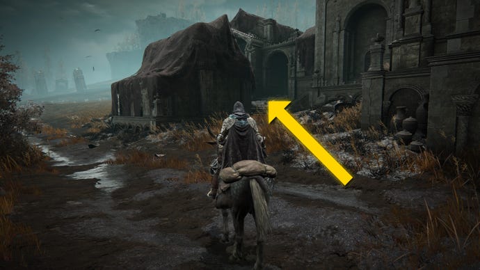 El jugador de Elden Ring: Shadow Of The Erdtree monta su caballo por el centro de Scorched Ruins.