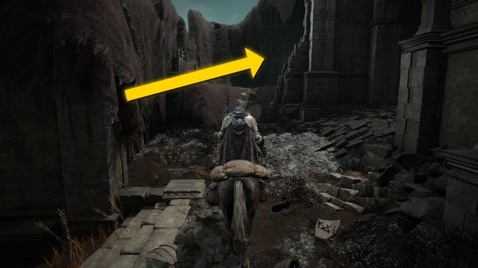 El jugador de Elden Ring: Shadow Of The Erdtree monta su caballo hacia un área interior oscura en Scorched Ruins.