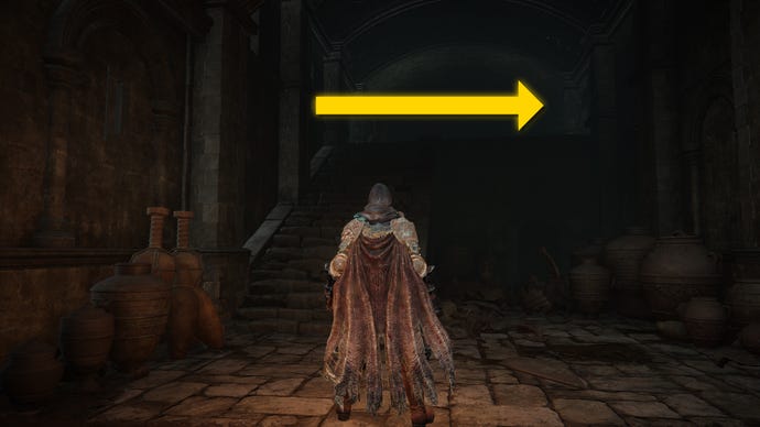 El jugador de Elden Ring: Shadow Of The Erdtree se encuentra en una habitación con poca luz al pie de un tramo de escaleras en Scorched Ruins.
