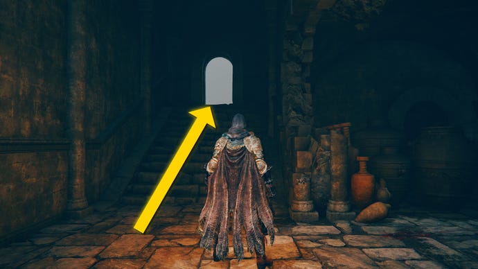 El jugador de Elden Ring: Shadow Of The Erdtree camina hacia unas escaleras que conducen a un balcón en unas ruinas.