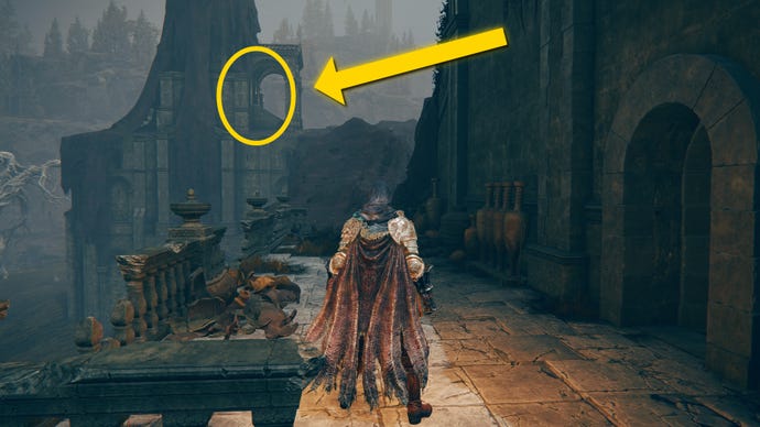 El jugador de Elden Ring: Shadow Of The Erdtree se encuentra en un balcón en Scorched Ruins y mira hacia una azotea cercana.