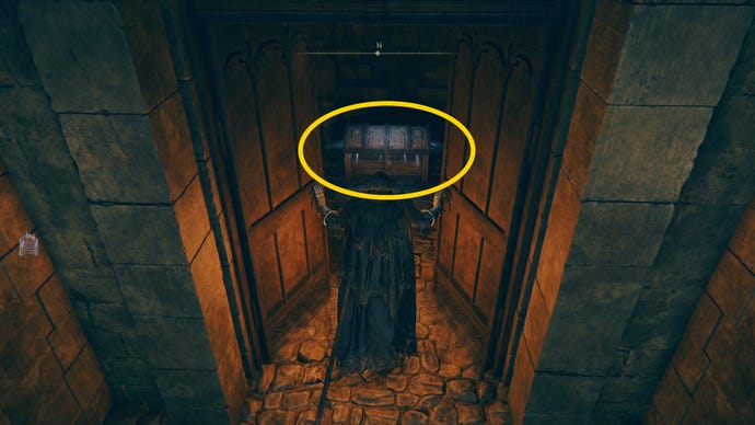 El jugador de Elden Ring: Shadow Of The Erdtree abre un conjunto de puertas dobles para revelar un cofre en una habitación pequeña.