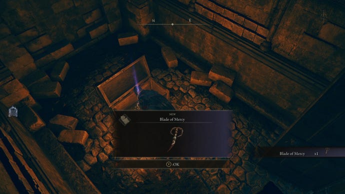 El jugador de Elden Ring: Shadow Of The Erdtree abre un cofre para encontrar el Talismán Blade Of Mercy en su interior.