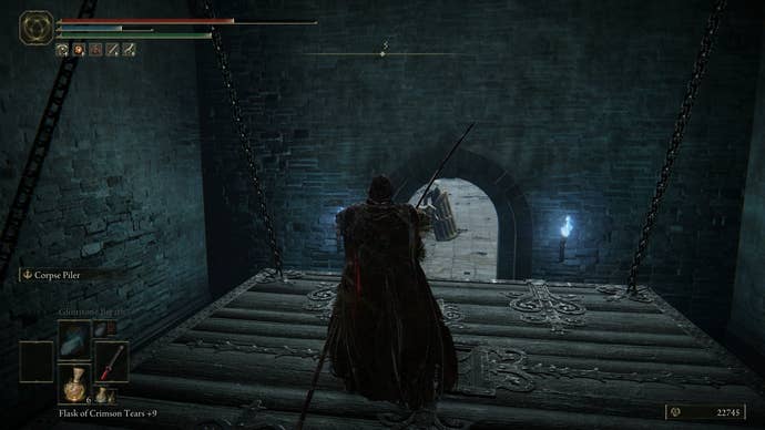 The Tarnished riding up an elevator to escape from a Black Knight in Castle Ensis in Elden Ring Shadow of the Erdtree.