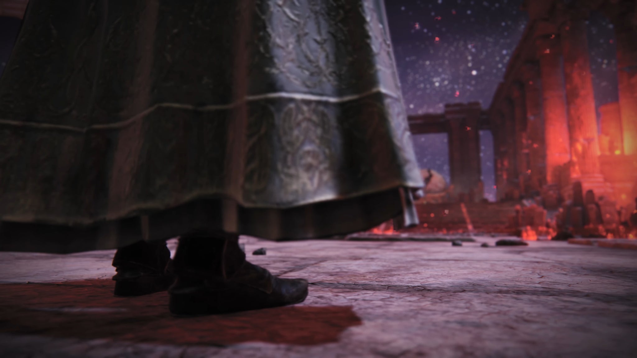 A figure in a cloak steps into Mohg's arena in the Shadow Of The Erdtree trailer. - 9