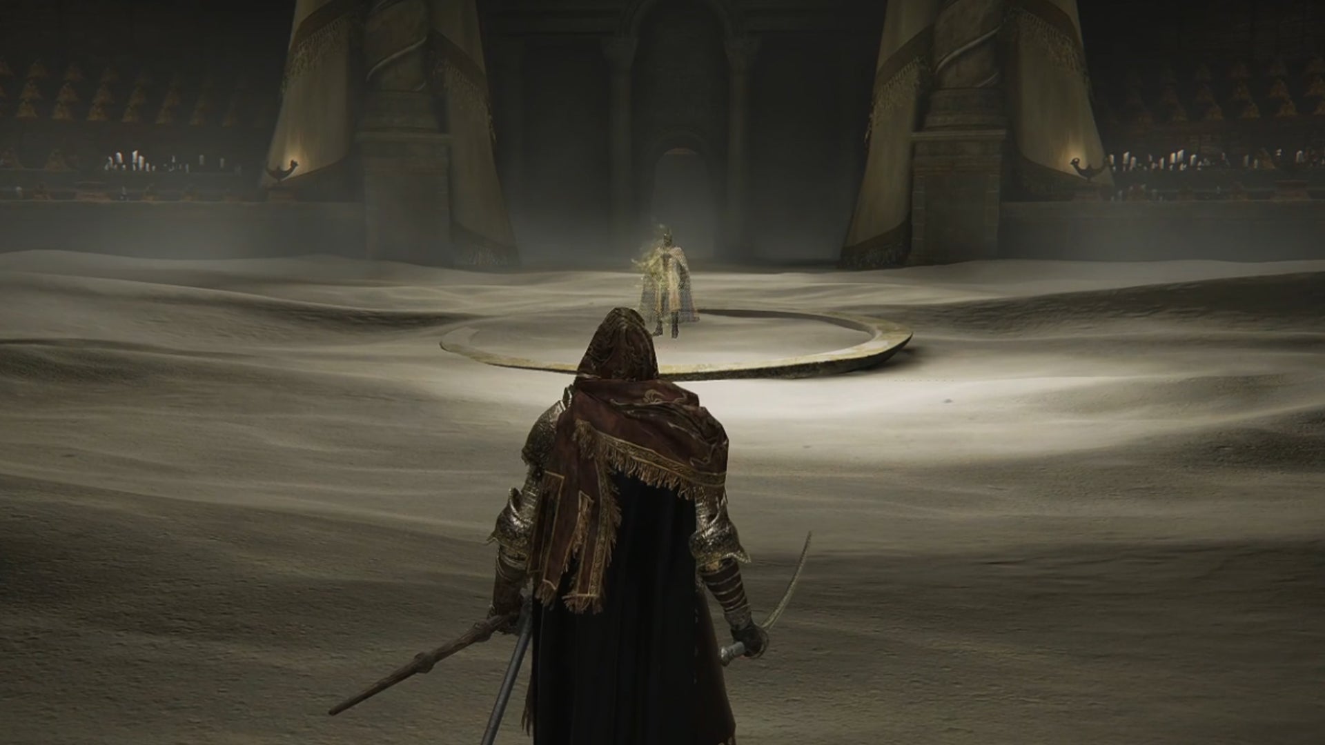 Elden Ring: Shadow Of The Erdtree screenshot of Leda in a sandy boss arena, ready to challenge the Tarnished. - 10