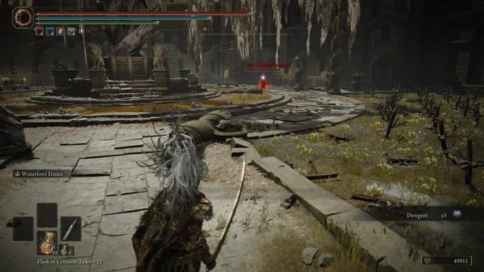 A warrior fights the Fire Knight Queelign in Belurat, Tower Settlement in Shadow of the Erdtree.