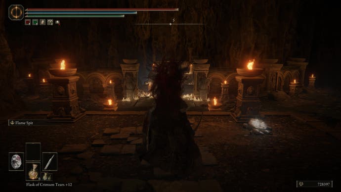 A warrior enters a large, ornate underground chamber in the Dragon's Pit in Shadow of the Erdtree