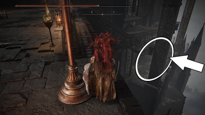 A warrior looks over a ledge, where a white arrow points to another hidden ledge where they can obtain the Impenetrable Thorns Sorcery spell in Elden Ring Shadow of the Erdtree.
