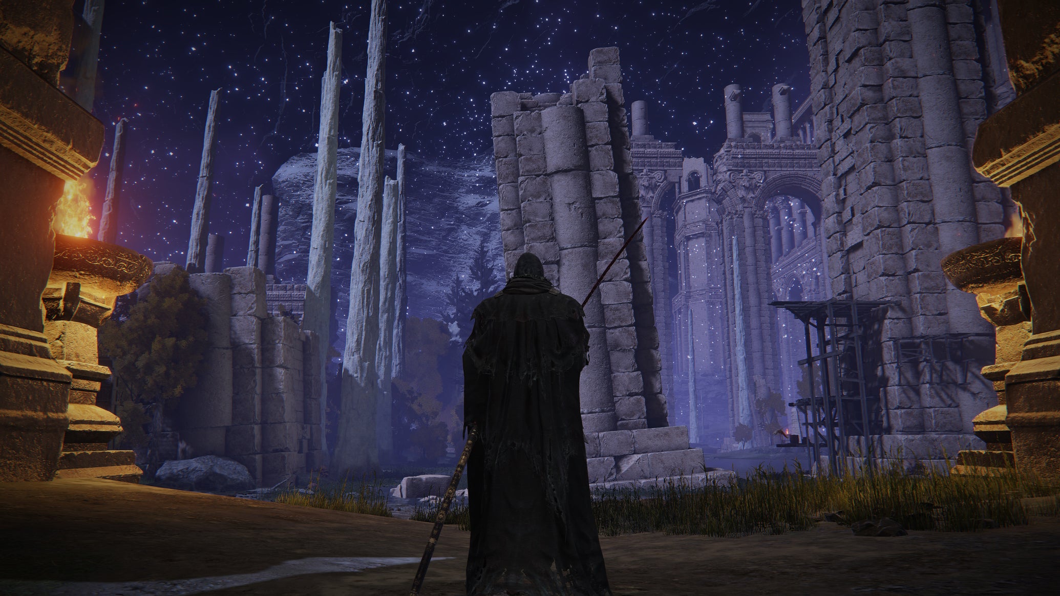 The player in Elden Ring stands in the Siofra River and looks out at the ruined landscape. - 1