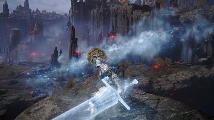 Capture d'écran d'Elden Ring du Ternished exécutant la sorcellerie Moonblade d'Adula.