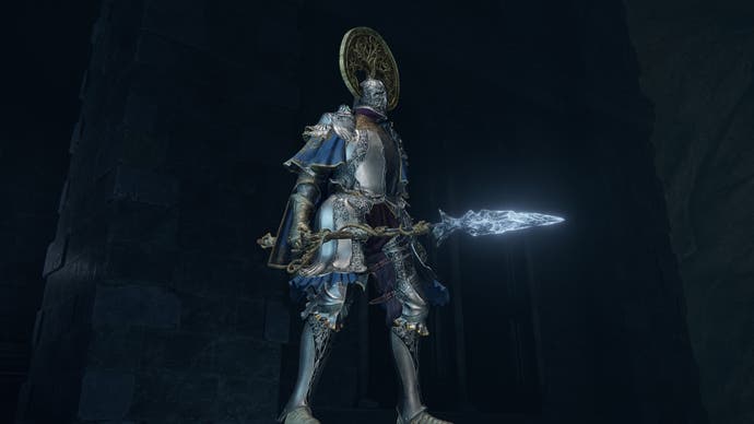 A warrior holds the Clayman's Harpoon spear in Elden Ring.