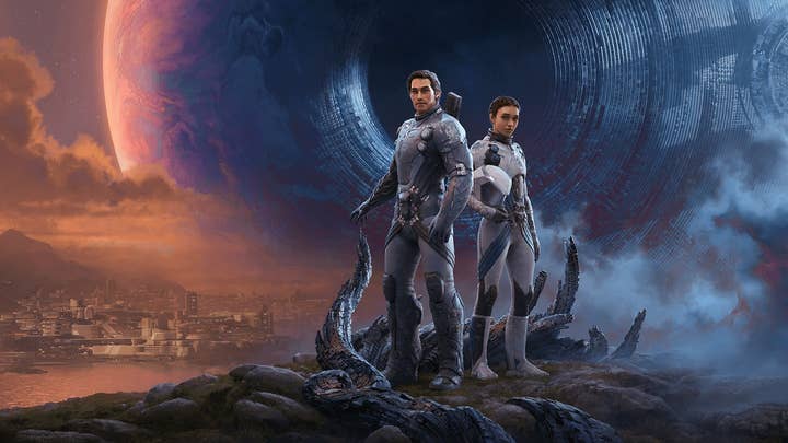 Exodus-promotiekunst toont de twee hoofdpersonages die op een buitenaardse planeet staan.  In de lucht achter hen verandert het beeld van een andere planeet in dat van het warpportaal dat ze gebruiken om met de snelheid van het licht te reizen