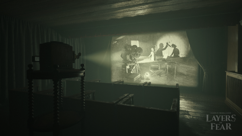 A screenshot from Layers of Fear&rsquo;s free chapter showing a movie projector beaming black and white footage onto a screen in a small abandoned cinema.