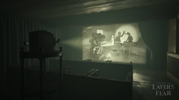 A screenshot from Layers of Fear’s free chapter showing a movie projector beaming black and white footage onto a screen in a small abandoned cinema.