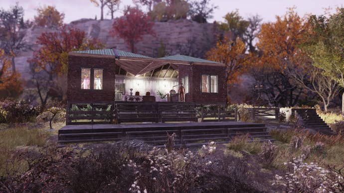 A exterior shot of Emma’s fashion boutique in Fallout 76. It’s a small building with an open middle, and you can see mannequins modelling clothes in the windows on the outside of the building. It’s nice.