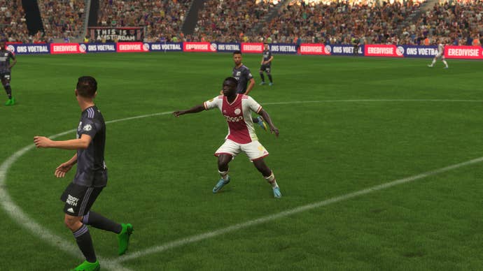 Brian Brobbey pointing to where he wants the ball in FIFA 23