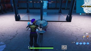 Fortnite: dance with others to raise the disco ball in an icy airplane hangar