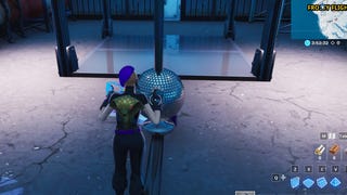 Fortnite: dance with others to raise the disco ball in an icy airplane hangar