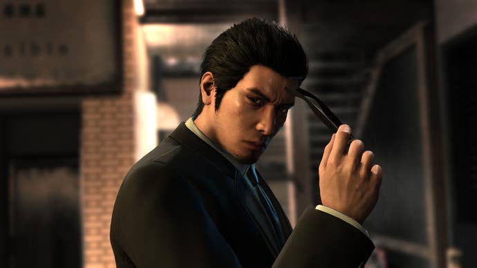 Kiryu whips off his shades in Like A Dragon: Gaiden.