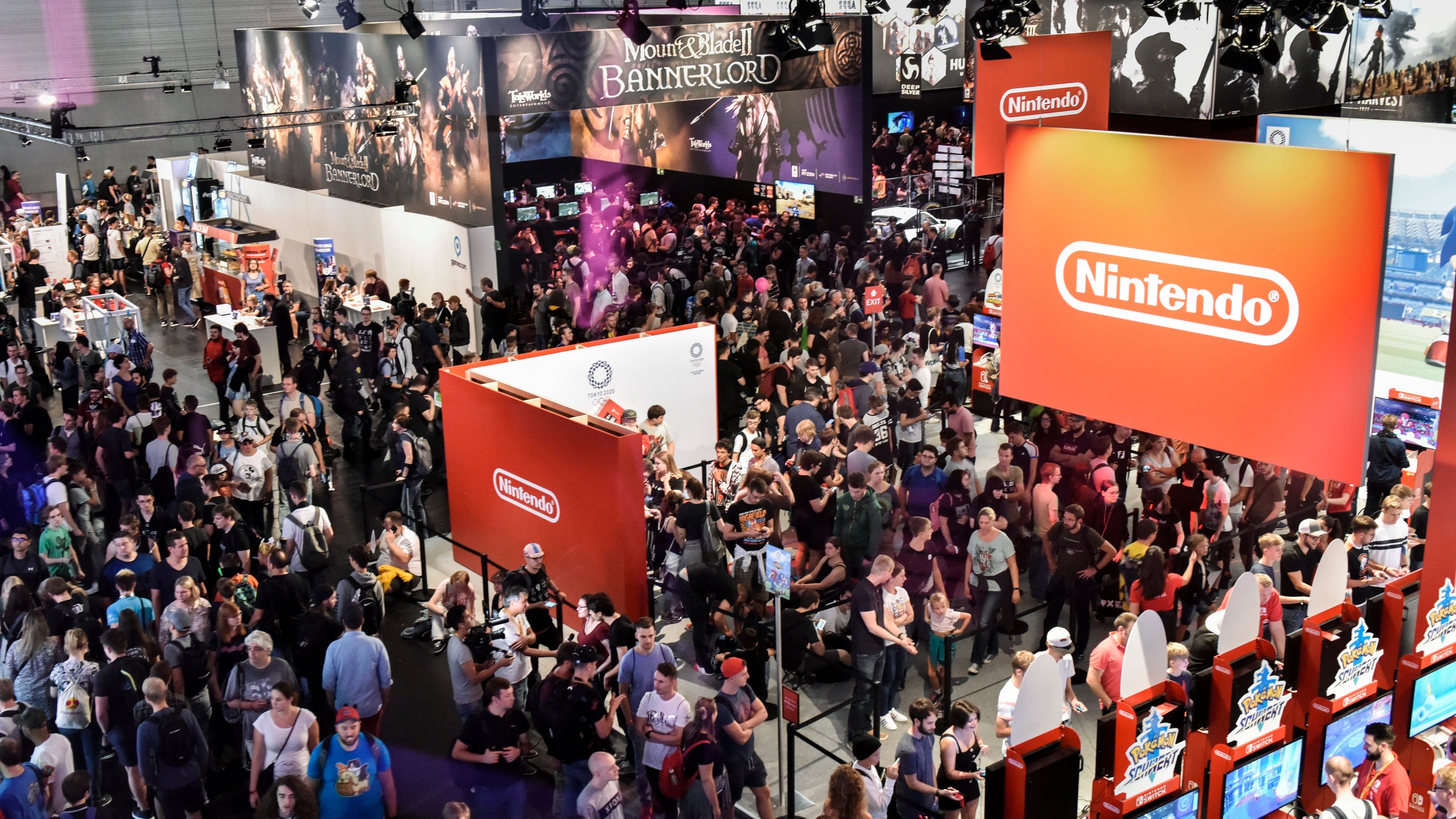 Crowds of people wandering around the halls of Gamescom.
