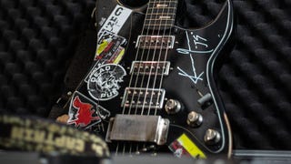 Gitara z autografem Keanu Reevesa i inne prezenty dla wieloletnich pracowników CD Projektu