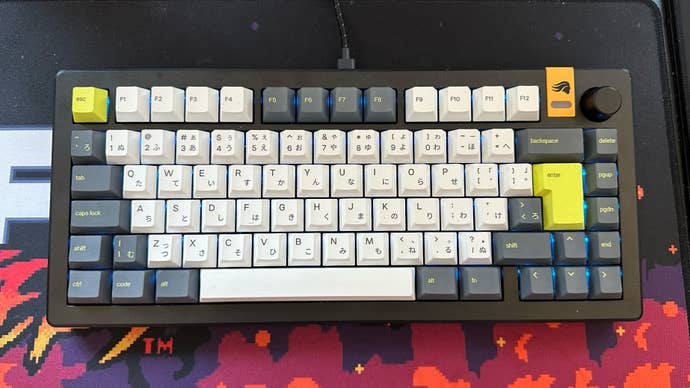Glorious GMMK 3 HE with white, gray and lime green keycaps with Japanese script