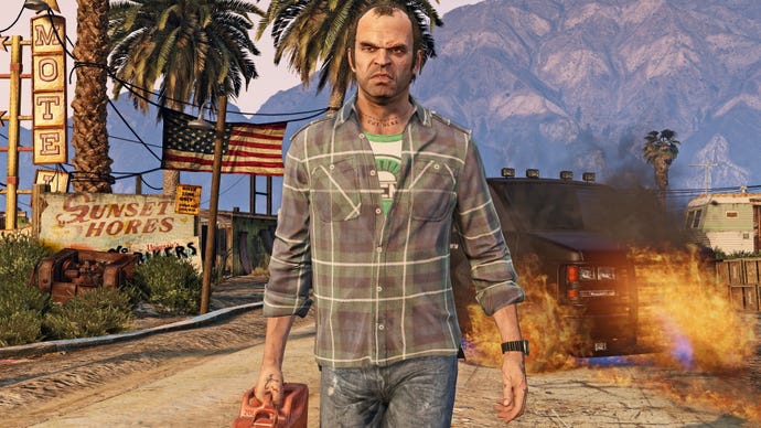 Trevor geht in einem Grand Theft Auto V-Screenshot mit einem Kanister Benzin von einem Feuer weg.