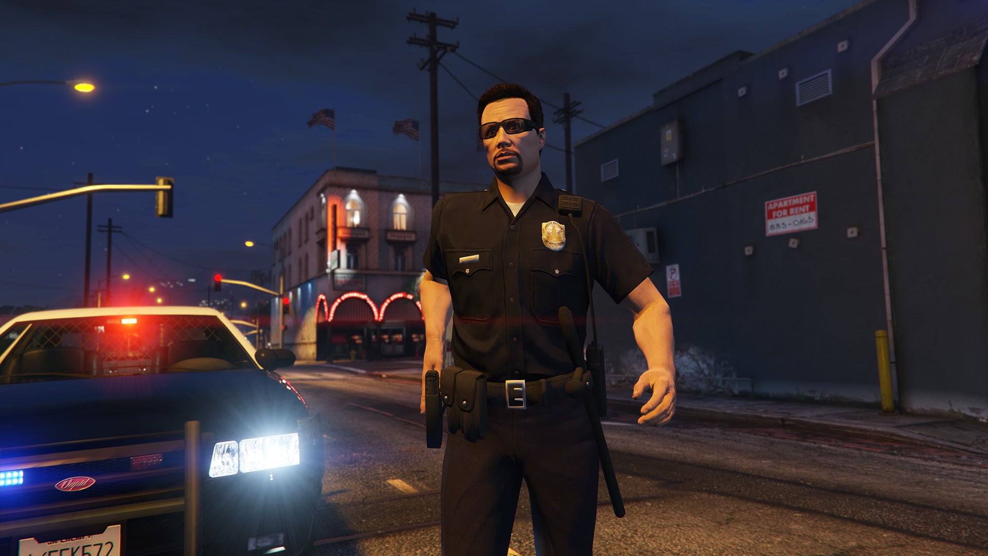 A cop gets out of a police car in GTA 5 - 1