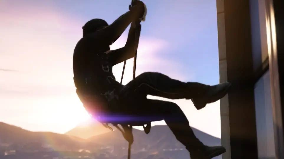 A criminal abseils down a building in GTA 5