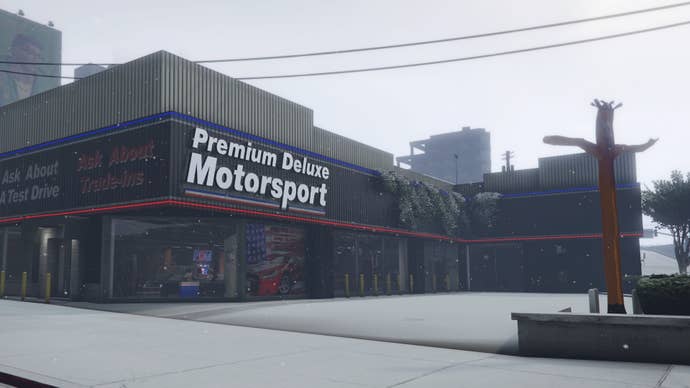 GTA Online, a view of Simeon’s Showroom from the road outside.