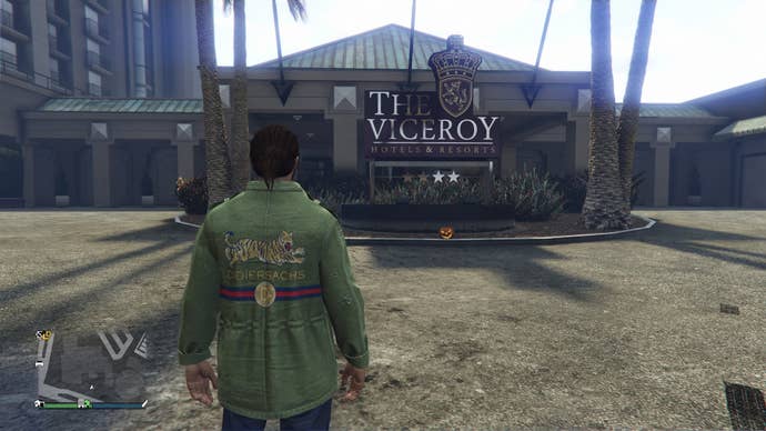 GTA Online, a Jack O' Lantern is sitting below the Viceroy Hotels and Resorts sign