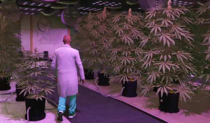 I was stabbed to death by Hitler while roleplaying as a mechanic in GTA Online's 300-player modded server