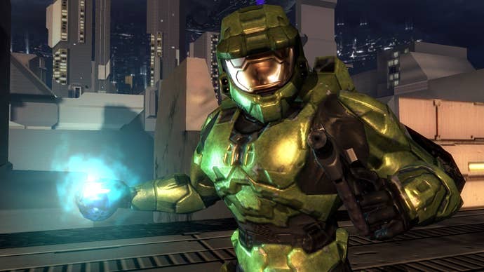 Master Chief holds a plasma grenade, ready to throw it.
