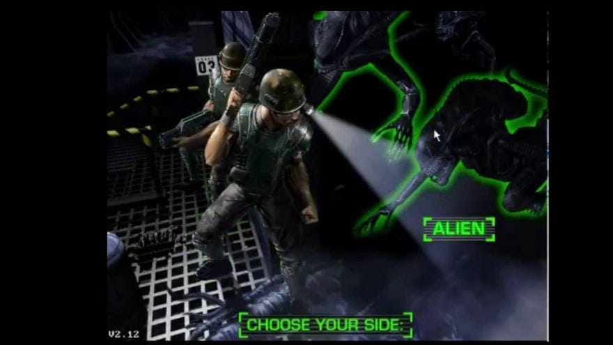 The team selection screen in Aliens Online with aliens on the right and gun-toting marines on the left