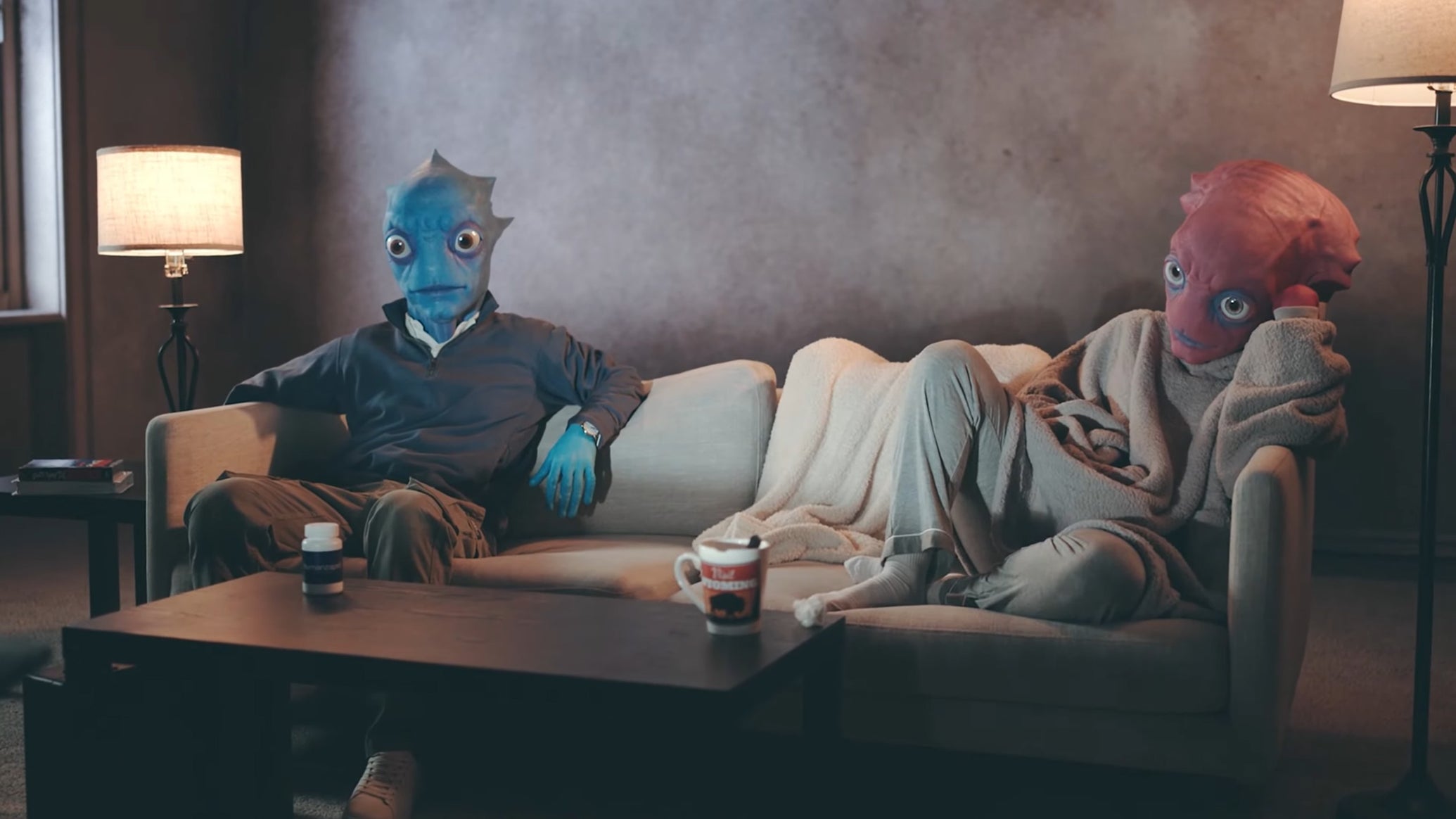 Two aliens on a sofa in High On Life 2. - 1