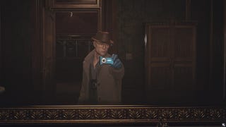 Agent 47 takes a mirror selfie in the Dartmoor level, dressed as a detective.