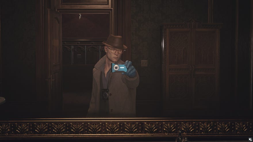 Agent 47 takes a mirror selfie in the Dartmoor level, dressed as a detective.