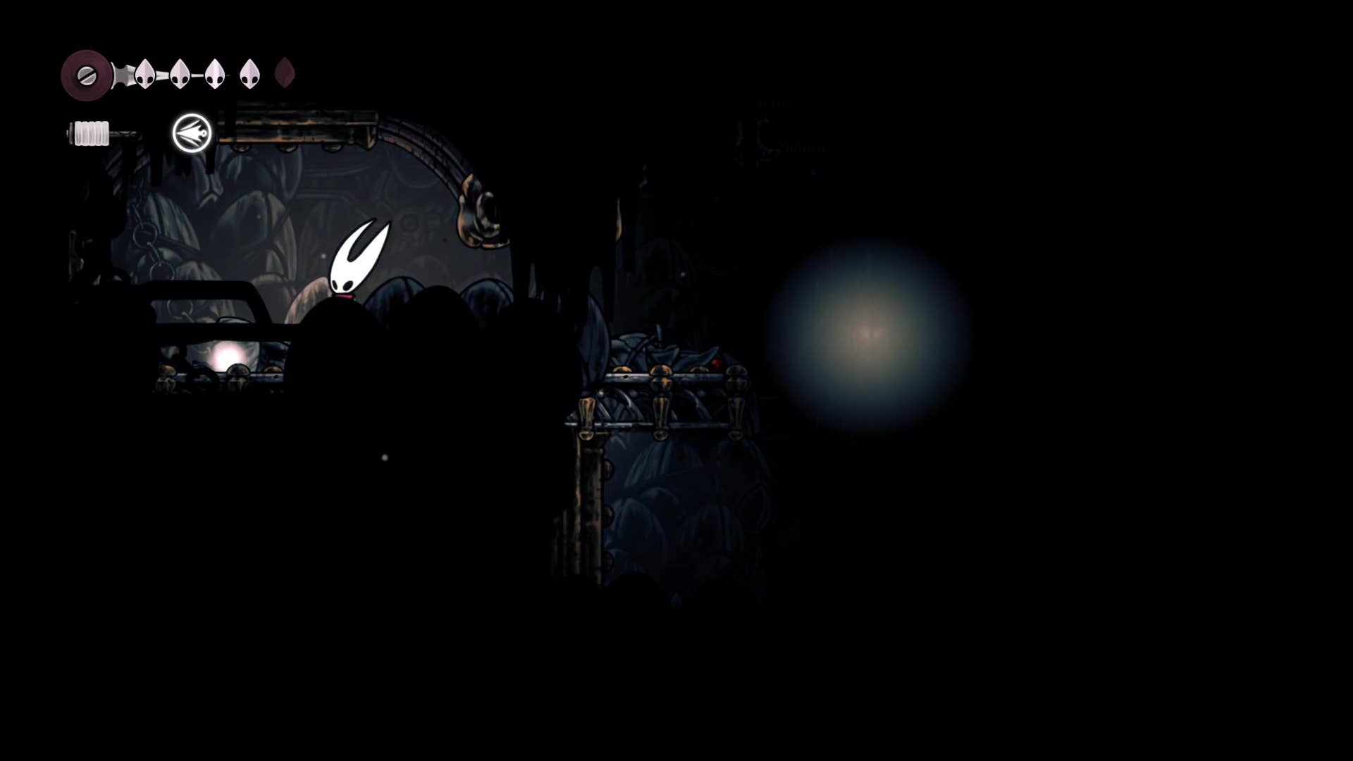 Hollow Knight screenshot: Silksong shows the path through a deep dock.