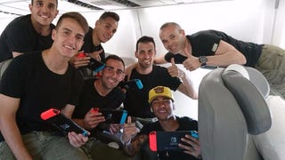 Hvězdy Barcelony se fotí s Nintendo Switch