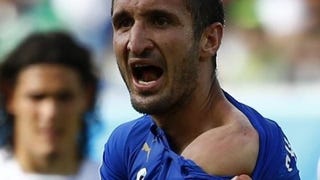 Il morso di Luis Suarez a Chiellini punito anche in FIFA 15