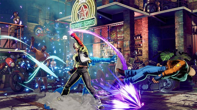 Captura de tela de Fatal Fury: City of the Wolves mostrando Rock Howard atirando um projétil em Terry Bogard no ar em uma rua da cidade