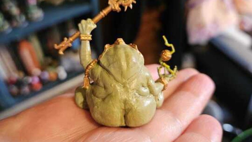 A hand-painted miniature of a slaan with an excellent frog bum.